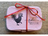 Mini Eierkarton rosa gefllt, mit Schriftzug "Frohe Ostern", lustige..
